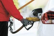 “비싸도 잘 팔린다”…수입차 늘자 고급 휘발유 시장 ‘활활’