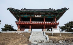 지정문화재 영월루에 검정 스프레이로 주욱…낙서한 10대들