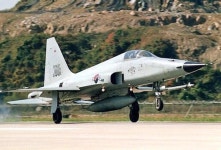 [속보] 공군 F-5 이륙 중 추락…조종사 비상탈출 여부 확인중