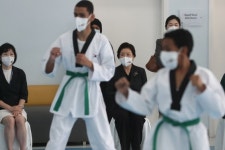 [이시각] UAE 청각장애 학생에게 무릎 꿇고 파란 띠 매준 김정숙 여사