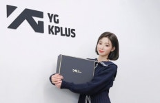 광고 휩쓸더니 YG·하이브 업고 가수 데뷔…늙지않는 이 신인