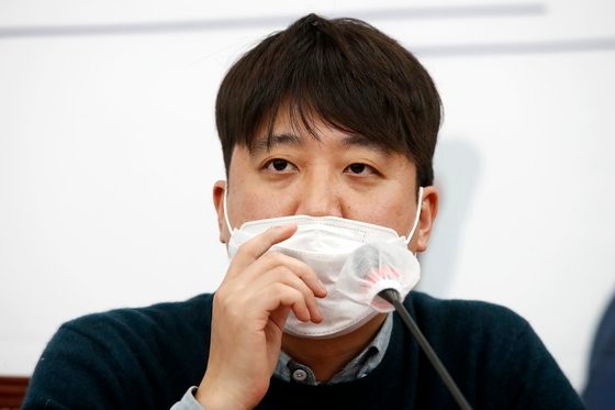 안철수 의원, 김문수와 장동혁에 사퇴 요구…국힘당 내 분열 확산