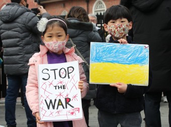 [이 시각] ‘전쟁을 멈춰주세요’ 아이들 손에 들린 우크라이나 반전 메시지