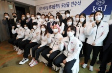 [포토타임] 오늘은 볼 못칩니다 사전투표소 된 게이트볼장