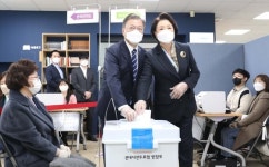 문 대통령, 김정숙 여사와 삼청동 주민센터서 사전투표