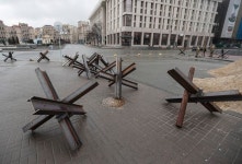 러시아 군용車에 통쾌한 똥침…우크라 전역에 숨은 비밀병기