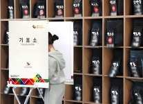 오후 5시 대선투표율 73.6%…19대 최종 77.2% 넘어설듯