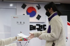 고깃집 환풍구 아래서 도장 찍는다…기상천외 투표소 [포토]