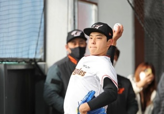 한화 ‘수퍼 루키’ 문동주 옆구리 부상, 시범경기 결장할 듯