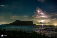 성산일출봉에 번개, 구름 밑 용오름…사진에 담긴 날씨의 순간