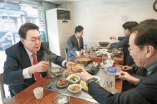 [사진] 오찬 펑크에 김치찌개 ‘번개’