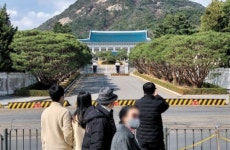 윤석열, 대본 없이 45분 회견…지시봉 잡고 ‘용산 이전’ 설명