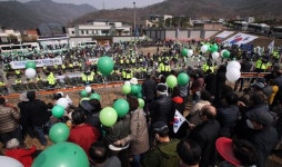 대구 5000명 박근혜! 대통령! 만세삼창…朴 주민 179가구에 떡 돌려