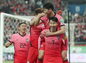 '캡틴 손' 손흥민, '캡틴 박' 계보 이었다...이란전 2연속골