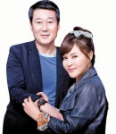 ‘우크라 돕자’ 1억 작품 산 이충희·최란 부부