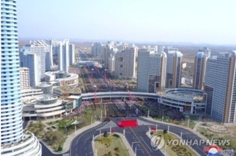 김정은, 80층 아파트 단지 준공식 참석…테이프 끊어