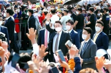 尹 사죄하라 환영합니다…1500명 앞 朴·尹 악연 풀었다