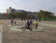 따르릉~ 안전 운행 배워요···서울 영등포구, 안양천 어린이 자전거 교통안전체험장 운영 재개