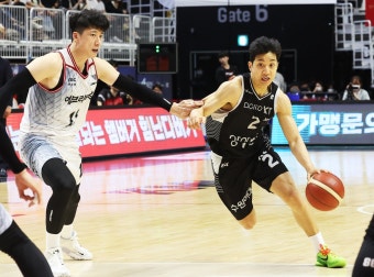 허훈 변칙수비 뚫고 28점, KT 4강 PO 기선제압