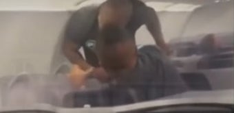 비행기 뒷자리 승객에 '핵주먹' 날렸다…폭발한 타이슨, 무슨일