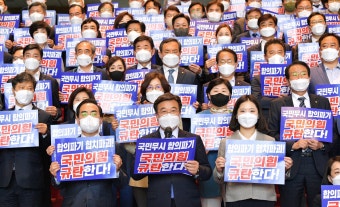 [포토타임] 명동에 내걸린 청와대 개방 홍보물, 27일 10시부터 네이버·카톡으로 접수