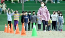 얘들아, 운동장서 마스크 안 써도 돼…수학여행 때도 안 쓸까