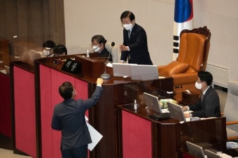 3분만에 통과된 검수완박 형사소송법…박병석 