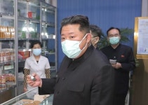 김정은도 못 피한 코로나 공포...혼자 마스크 두 겹 쓰고 간 곳