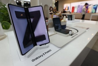 빌게이츠, MS 아닌 '삼성폰' 쓴다…무슨 모델인가 봤더니