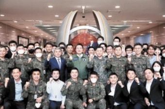 [사진] 공군 항공점퍼 입은 윤 대통령