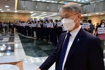 우상호 “이재명 당권 도전, 다수 의원들 걱정”… 민형배 “李 가장 큰 자산”