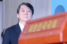 李,전대출마 침묵했지만 주변선 대리인 세우느니 직접 심판