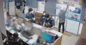 파출소 들어와 문잠그는 남자…2리터 휘발유와 라이터 쥐었다 [영상]