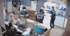 파출소 들어와 문잠그는 남자…2리터 휘발유와 라이터 쥐었다 [영상]