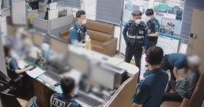 파출소 들어와 문잠그는 남자…2리터 휘발유와 라이터 쥐었다 [영상]