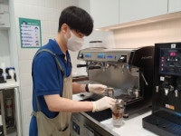 커피 내리고 운전차 몰고…15명 발달장애인이 일하는 그곳