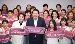 아기띠 매고 아기 인형 안은 尹 아이디어 아주 좋다