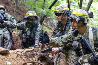 [포토타임] 인사 나누는 한·일 외교장관, 4년 7개월만 韓외교장관 방일