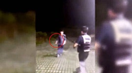 23㎝ 흉기난동범, 장봉 하나로 맞선 경찰…이 영상에 갑론을박