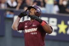 켈리 상대로 2회 7득점…키움, LG 꺾고 하루 만에 2위 탈환