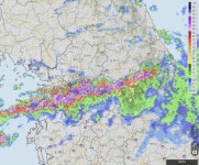 동서로 긴 비구름대, 중부 하늘 덮었다…강남 300㎜ 물폭탄 [영상]