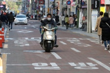 [단독] 尹공약 배달 오토바이 앞번호판…임기 내 추진 어렵다