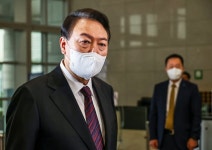 [포토타임] 역대 최다득표 당대표, 이재명이 민심이다 청년 지지자들이 보낸 축하 쌀 화환