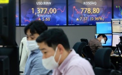원화값 한때 1377원까지 떨어졌다…1371.7원 마감 또 최저치