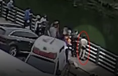 하천에 빠진 여성 구한뒤 떠난 영웅…그는 맥주병이었다