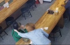 우동서 머리카락 항의에 환불…CCTV보니 머리 뽑아 넣었다