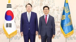 尹 대통령, 김문수 신임 경사노위원장 임명장 수여 [포토타임]
