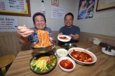 한 그릇 해유가 반가운 인사…전문점만 452곳 칼국수의 도시 [e슐랭토크]