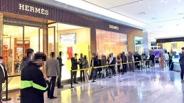 이틀 전부터 줄 섰어요…판교 에르메스가 불지핀 명품전쟁