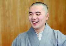 풀소유 논란 후 사라진 혜민스님, 2년 만에 포착된 근황